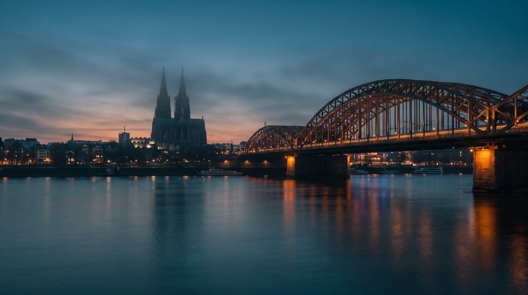 Kölner Dom und Rhein am Abend