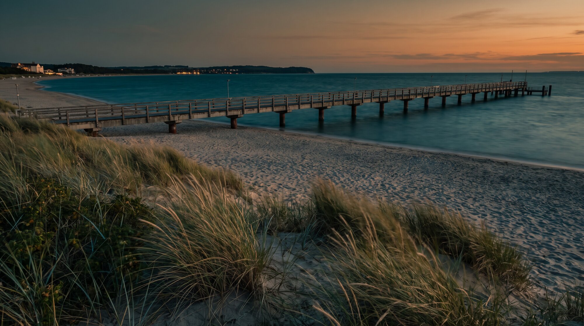Seebrücke und Strand von Koserow am Abend